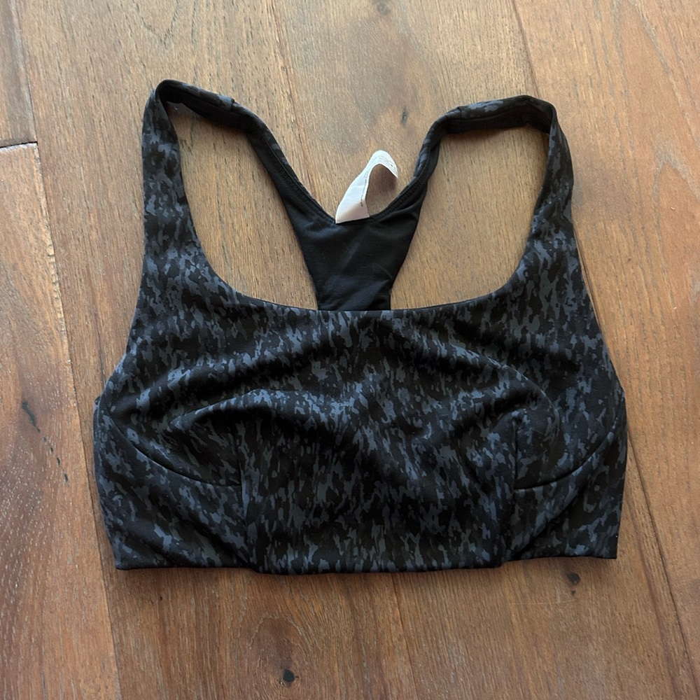 LULULEMON WOMENS SPORTS BRA, SIZE 4 PERFECT CONDITION